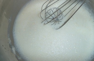 змішуємо борошно з молоком