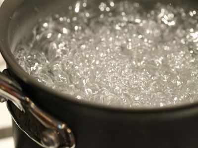 вода в сотейнику