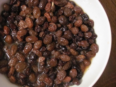 замочуємо родзинки