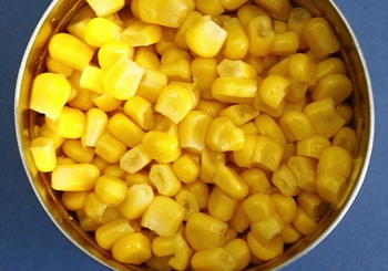 Додаємо кукурудзу в салат