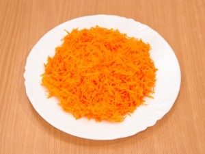 натираємо моркву