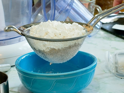 просіваємо борошно