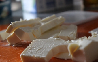 нарізаємо на шматочки сир фета