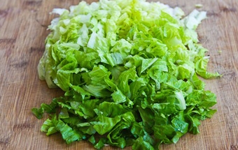 подрібнюємо листя салату