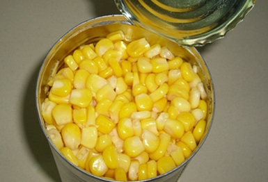 Відкриваємо консервним ножем банку з кукурудзою