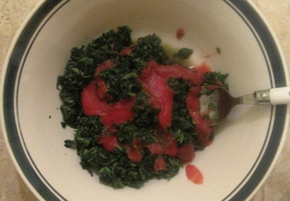 змішуємо томатну пасту зі шпинатом