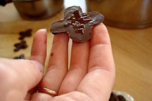 Шоколадною сумішшю змащуємо підстава ярусів ялинки