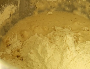 висипаємо в тестову суміш борошно