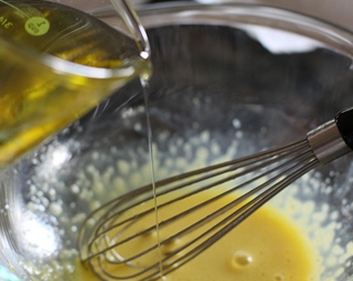 Вливаємо в масу цівкою масло