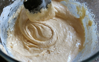 вводимо в жовтки борошняну суміш