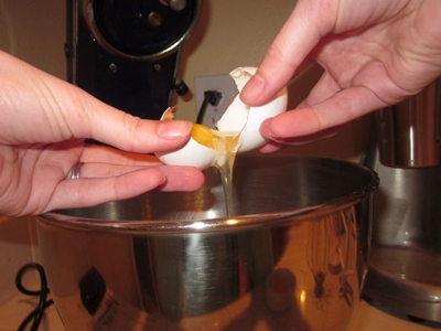 розбиваємо яйця в ємність