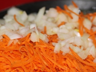 смажимо моркву з цибулею