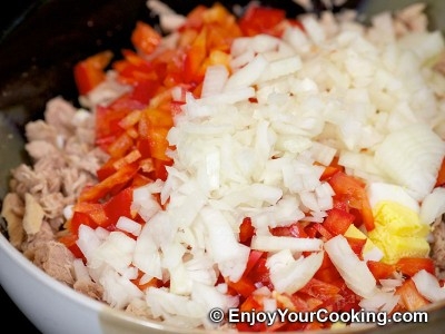 викладаємо в миску перець і цибулю