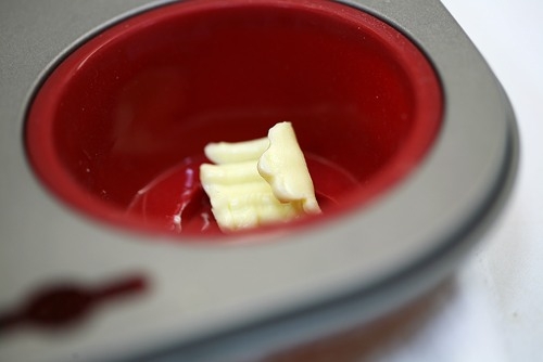 вершкове масло на дні форми