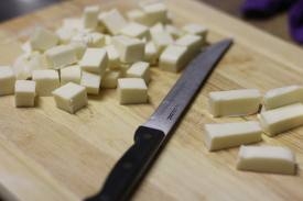 подрібнюємо моцарелу