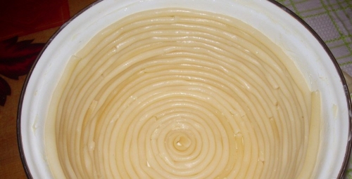 выыкладываем макарони по спіралі