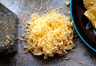 натираємо на дрібну тертку сир