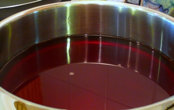 проціджуємо сік граната через сито в каструлю