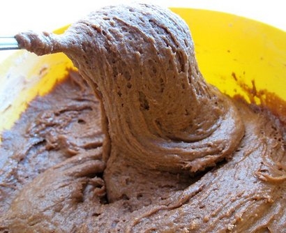 додаємо борошно і вимішуємо ложкою