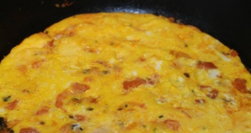 готовий омлет в сковороді