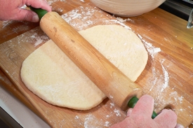 розкачуємо пісочні коржі