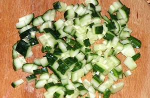 Подрібнюємо огірки