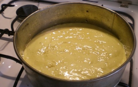 виливаємо тісто у форму для випікання