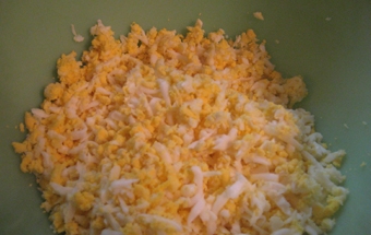 натираємо на тертці яйця