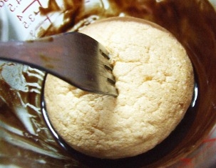 занурюємо тістечка в шоколад