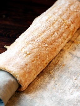 звертаємо гарячий бісквіт в рулет