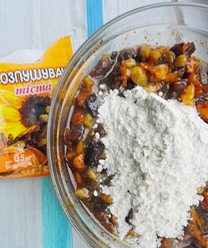 всипаємо борошно і розпушувач