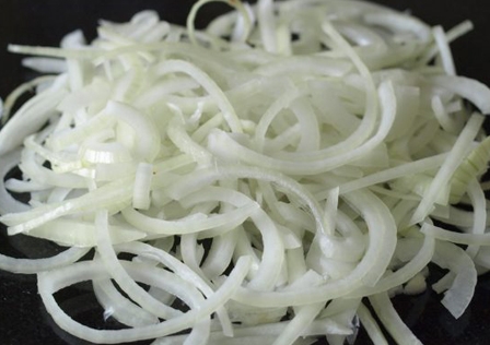 Нарізаємо цибулю півкільцями