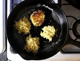 Смажимо латкес з яблук