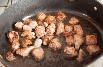 обсмажуємо м'ясо порціями