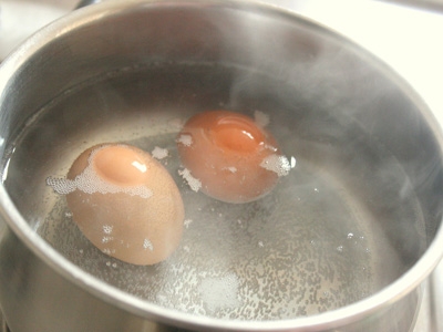 яйця в каструлі