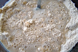 додаємо в розчинені дріжджі, цукор, сіль, оливкову олію і борошно