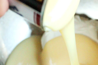 згущене молоко в мисці