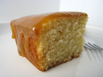 торт на тарілці