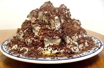 Посипаємо торт шоколадною крихтою, змішаної з лимонною цедрою