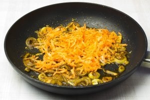 додаємо цибулю і моркву