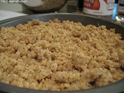 посипаємо тісто крихтою