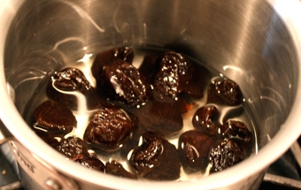 заливаємо чорнослив окропом