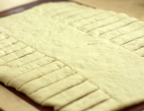 робимо надрізи з двох сторін коржі