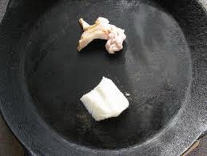 кілька шматочків сала розтоплюємо на вогні