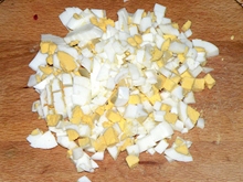 Подрібнюємо варені яйця