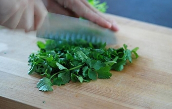 дрібно рубаємо листя коріандру