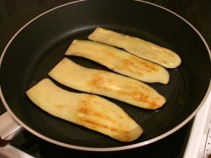 обсмажуємо баклажани