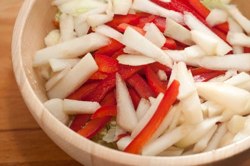 змішуємо капусту з перцем