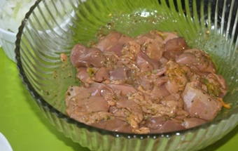 додаємо в печінку перець чилі, сіль, каетчуп і спеції додаємо в печінку перець чилі, сіль, кетчуп і спеції