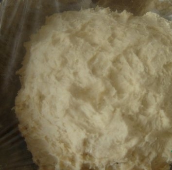 додаємо пиво і замішуємо тісто